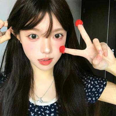 坐在酒吧里吃蛋糕